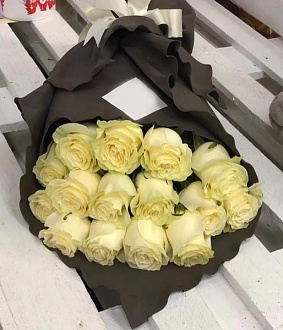 15 Белых голландских роз в стильном оформлении